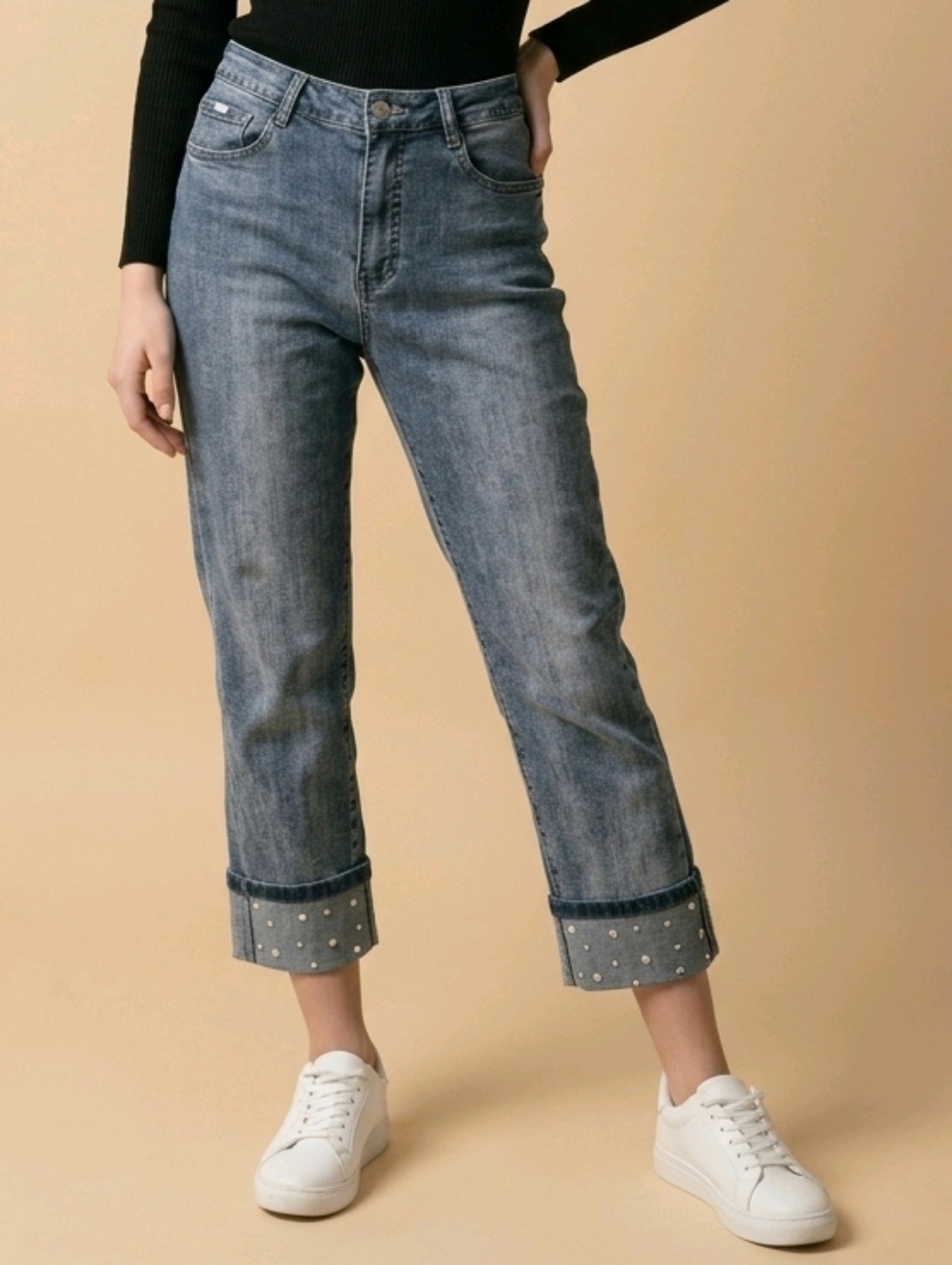 Classic Mid-Rise Cropped Jeans in Faded Blue With Stud
